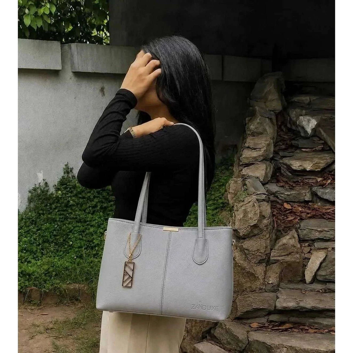  Affordable shoulder bags carried by model by Zaiduxe